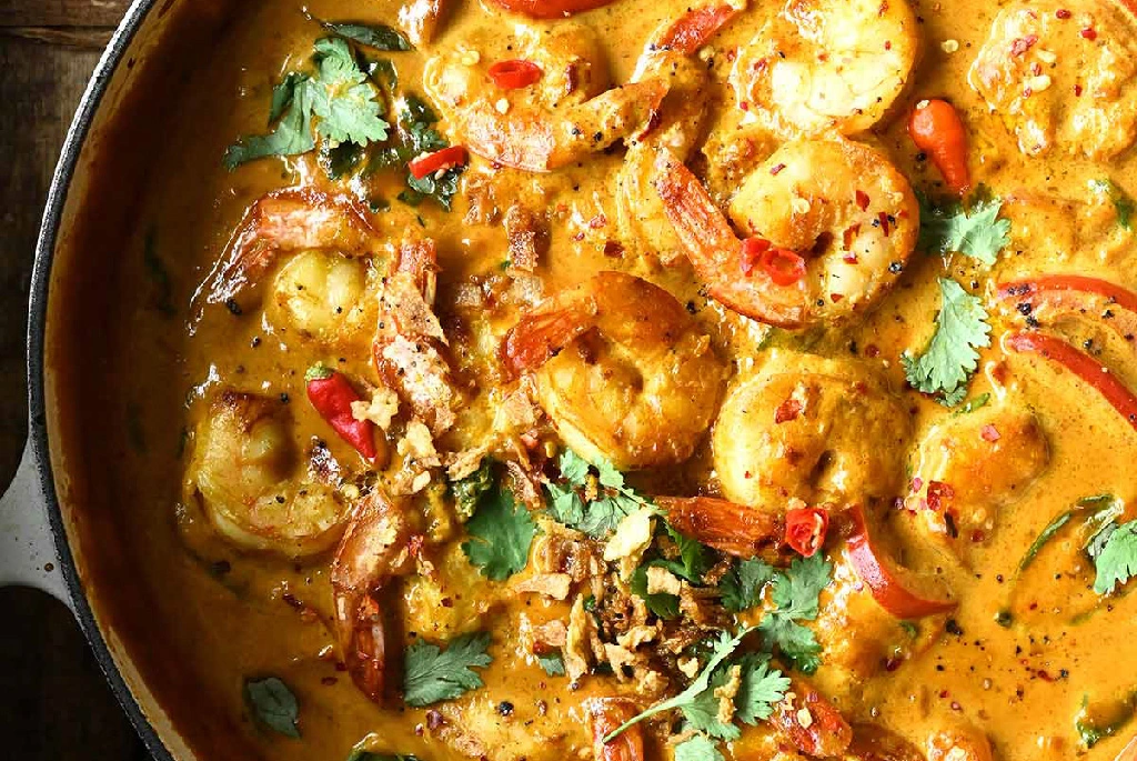 Spicy shrimp curry with herbs.