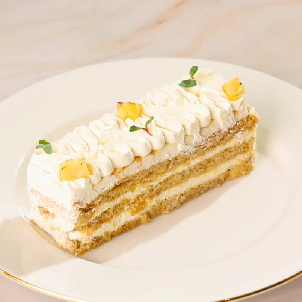 Layered cake with cream and pineapple